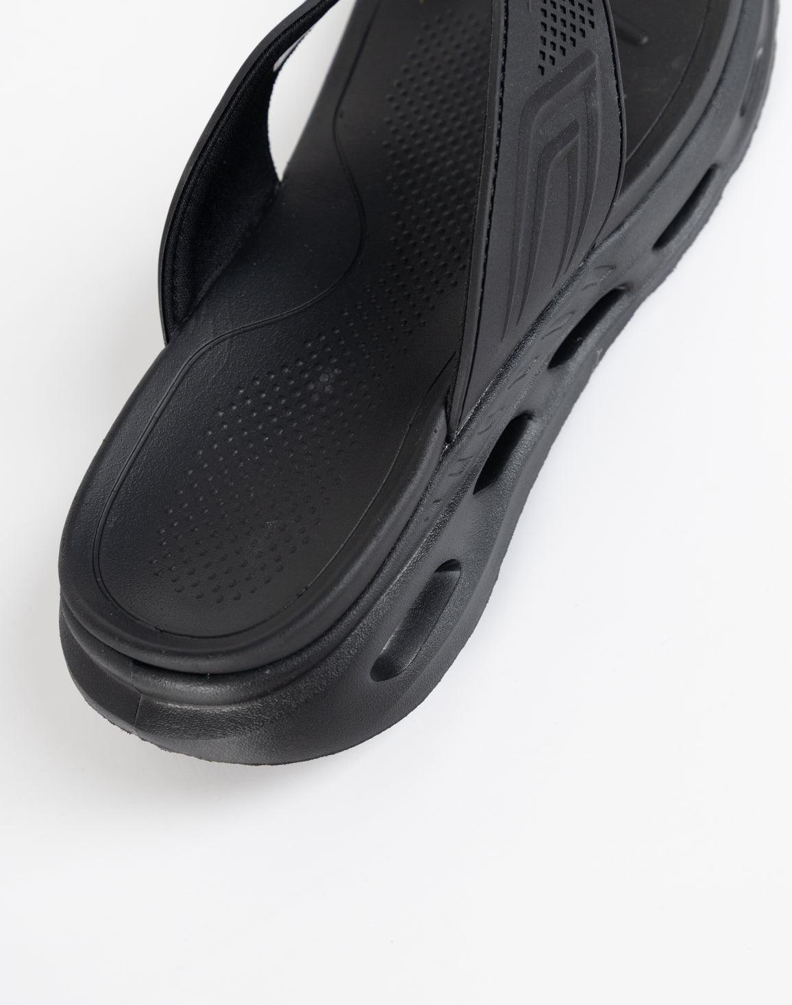 DEEDAT Hyper Slipper - Black