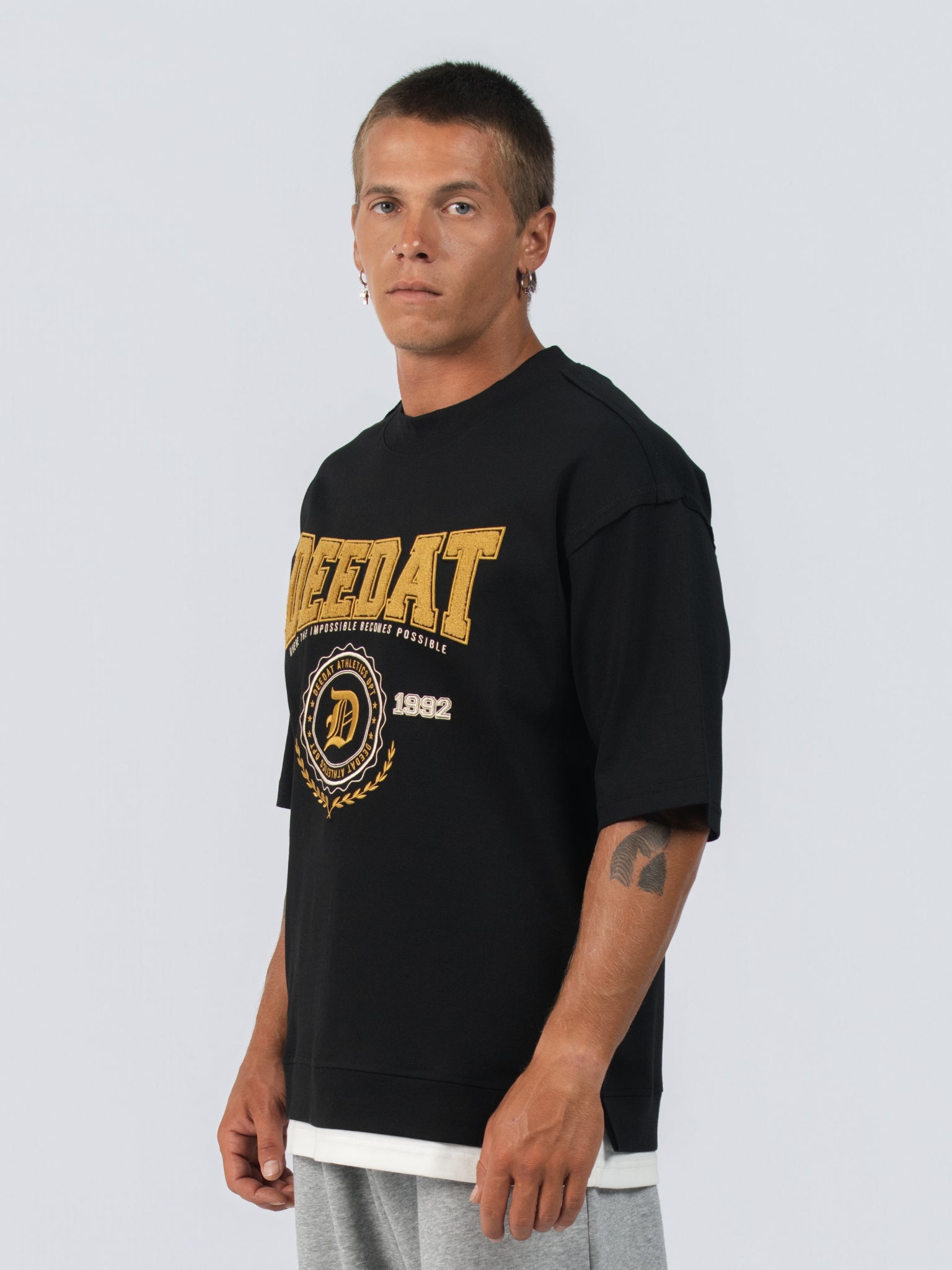 DEEDAT MNML WRLD WALKER Oversized Tee Shirt - Black
