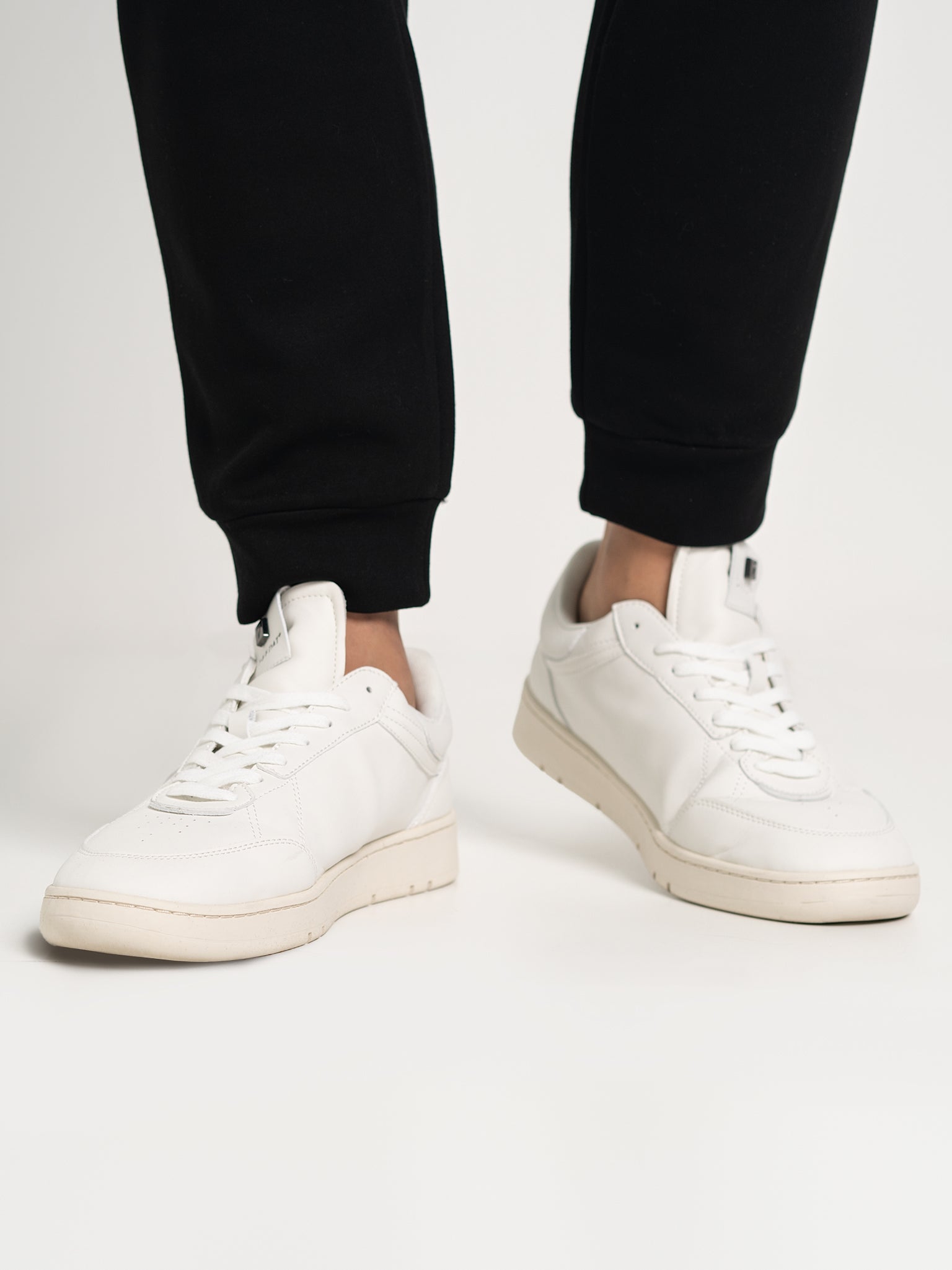 DEEDAT Casual Sneakers - White