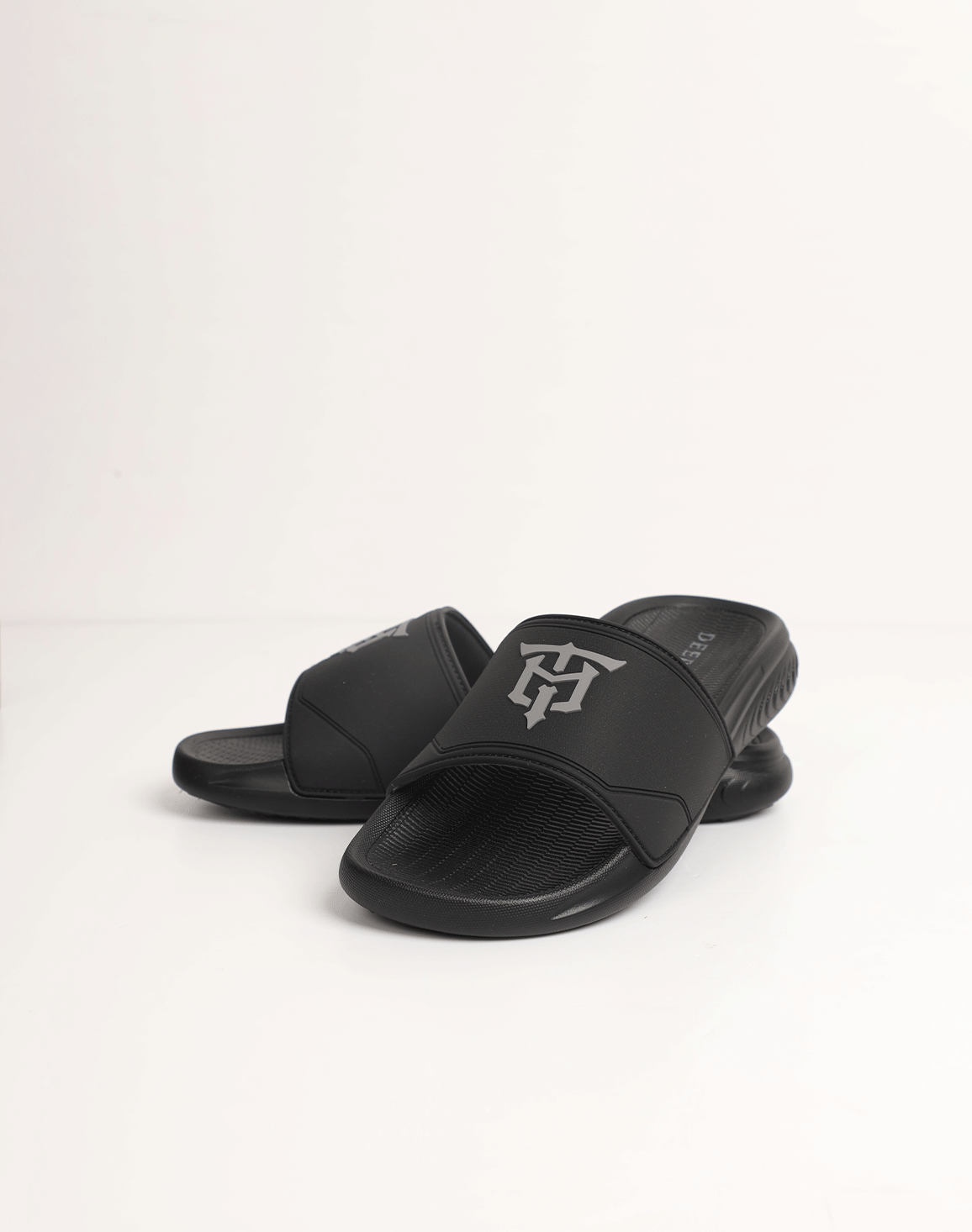 DEEDAT Slide Sandal - Black