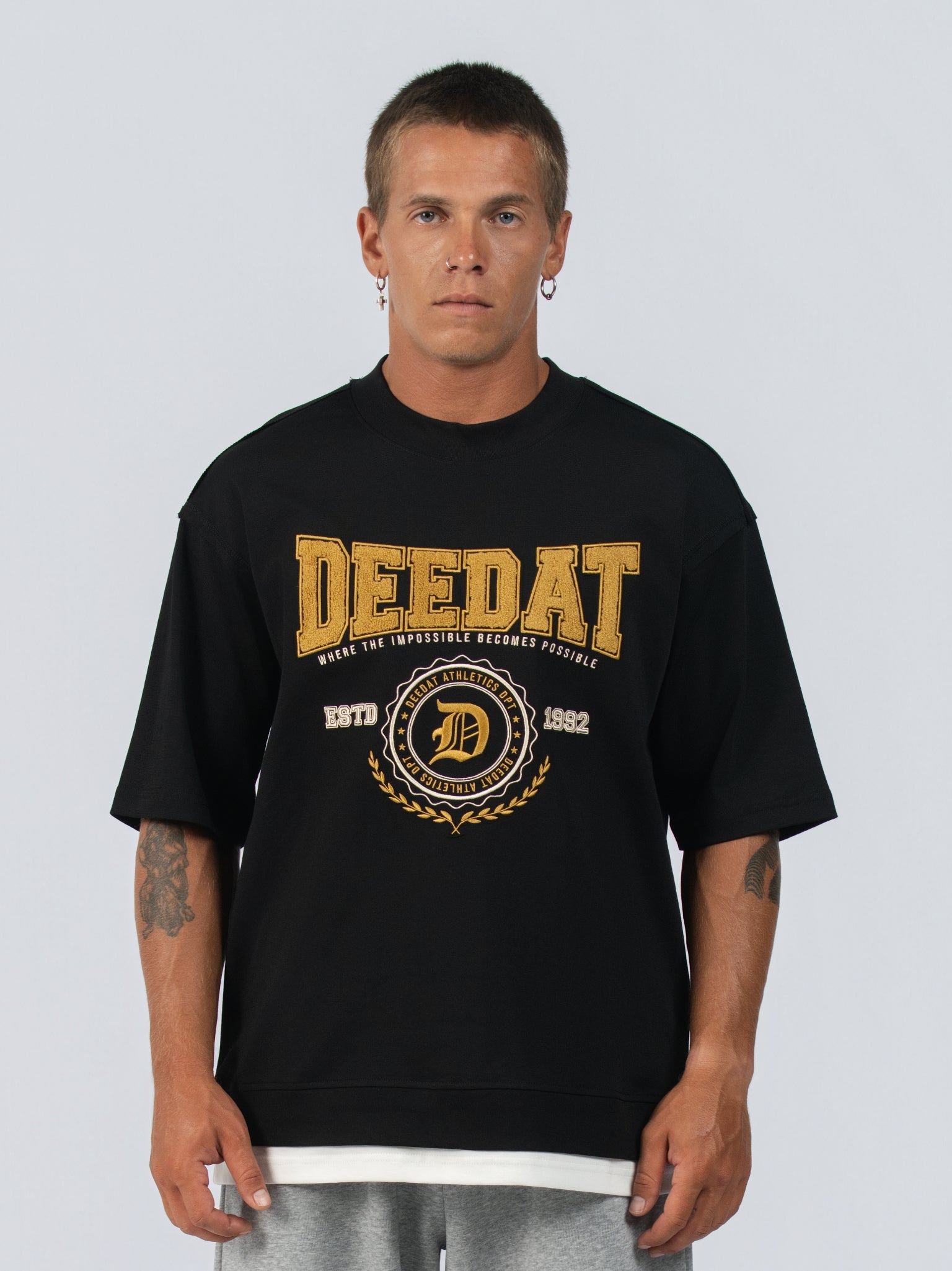 DEEDAT MNML WRLD WALKER Oversized Tee Shirt - Black